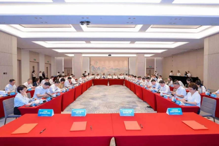 Chief scientist Wang Jianxun attended the landing signing ceremony of investment promotion in Daxing District of Beijing and participated in the enterprise forum of the secretary of the District Party